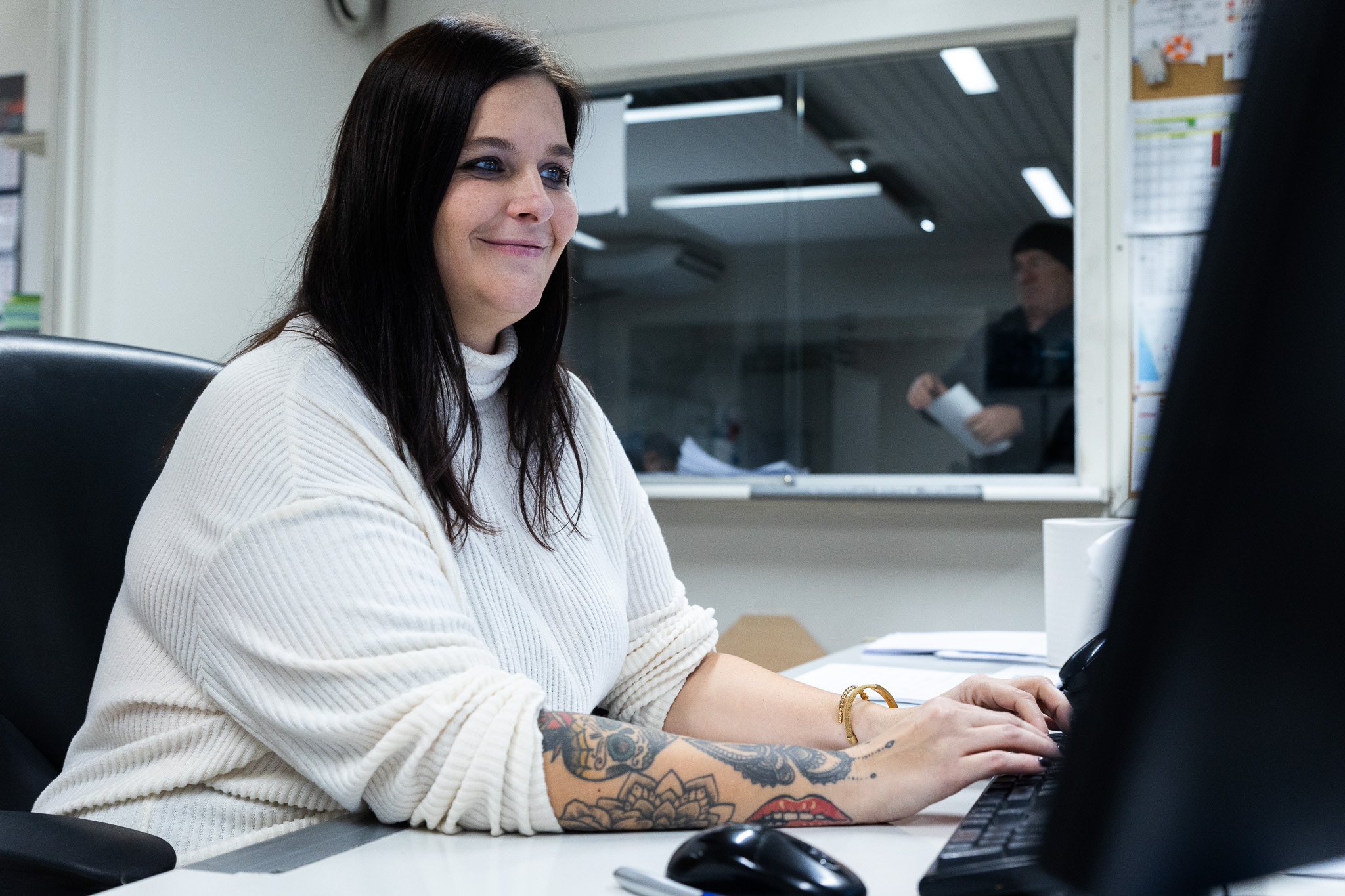 Vrouw aan computer bij Hansea